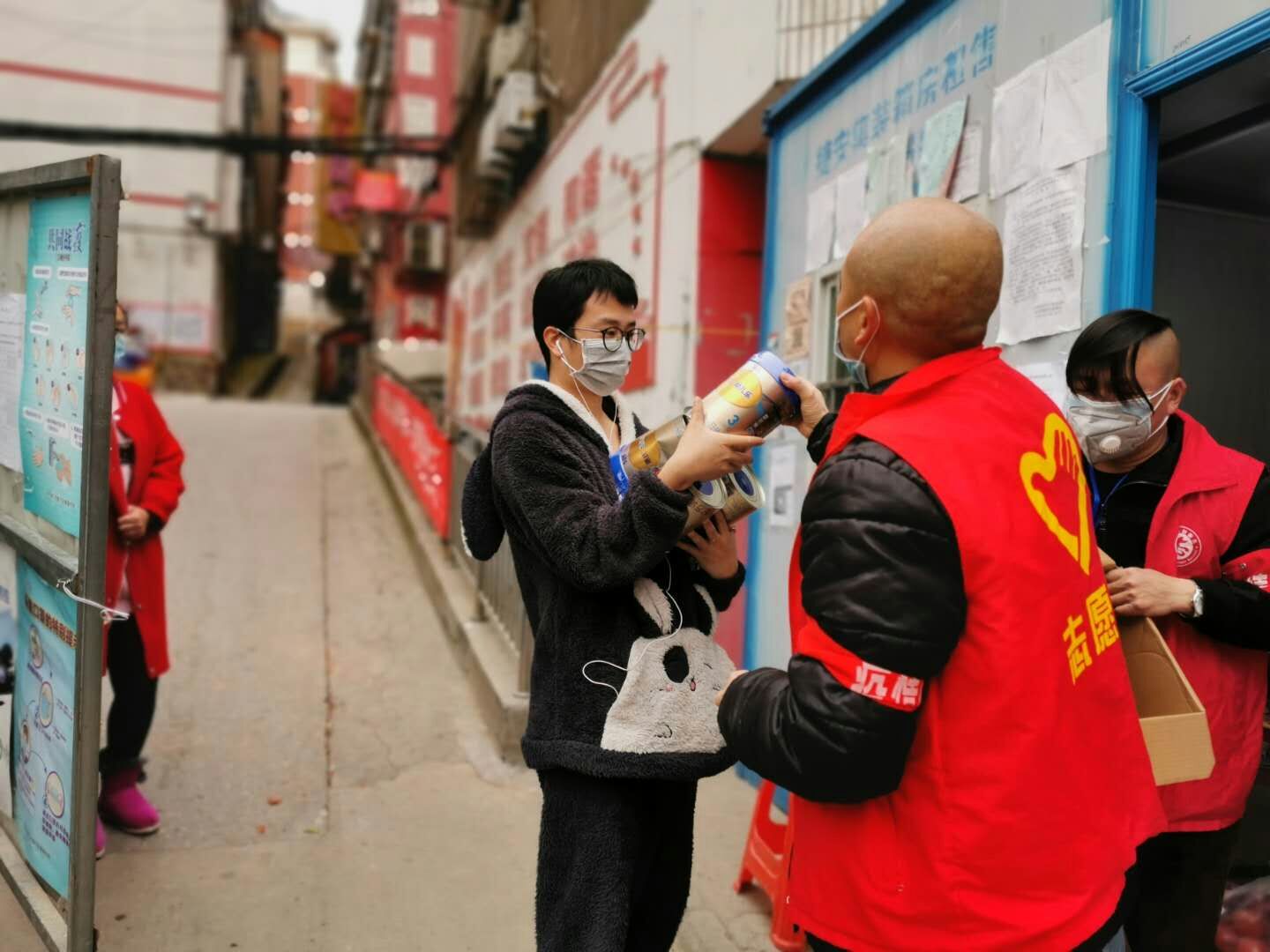 湖北-荊門公交集團-寧飛（社區(qū)義工服務(wù)，幫居民買奶粉）.jpg
