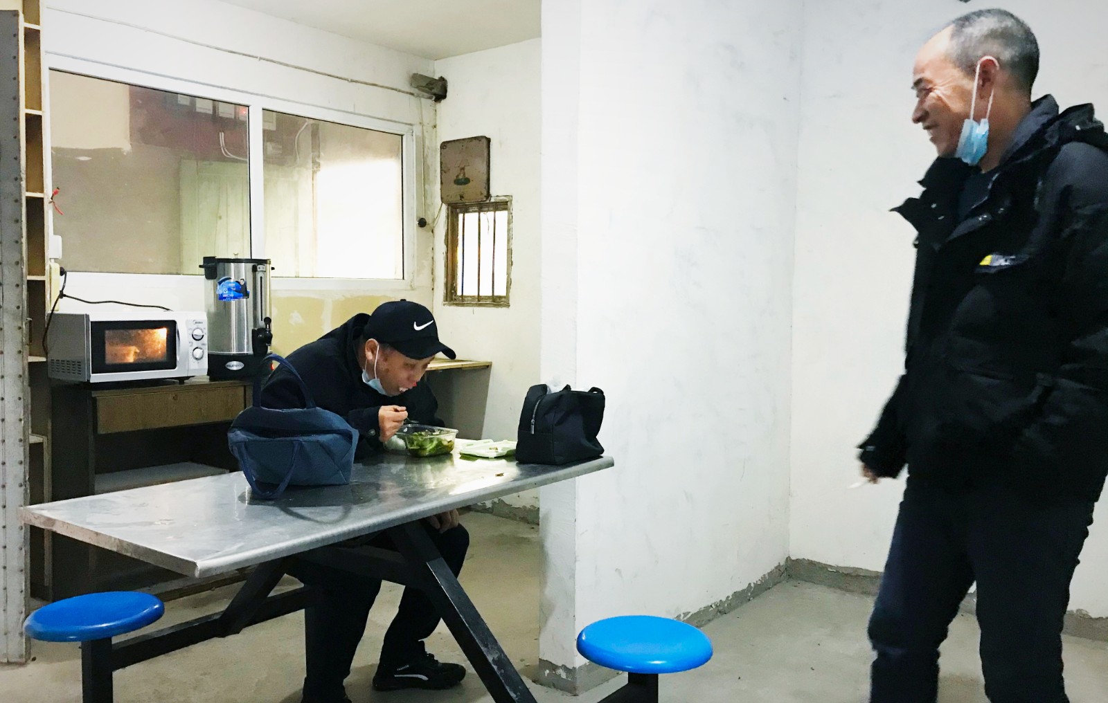 10月份，公司新租建駕駛員休息室之一，駕駛員在休息室內(nèi)愉悅休息與交談.jpg